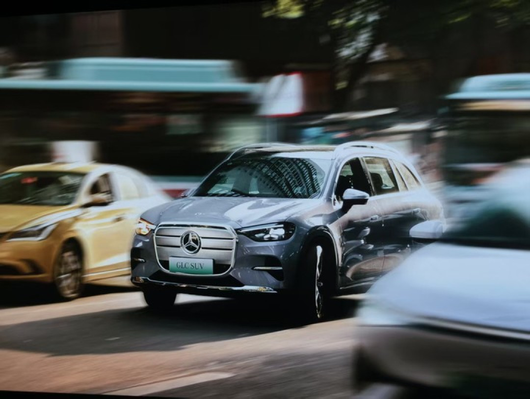 奔驰全新纯电 GLC 转型 AI，新版型同步开启预售，29.99 万元起