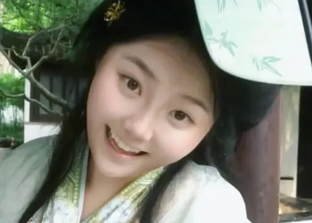 化身财神春花｜一袭青衫入江南，携元宝赴人间欢喜