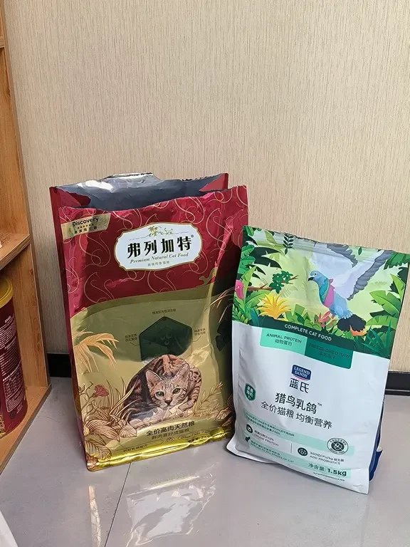 最近给崽换乳鸽粮，蓝氏猫粮和弗列都吃了