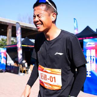 800块的国货完胜1500块的进口技术？李宁赤兔9对比迪卡侬3D打印跑鞋