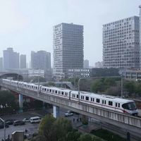 单程2小时、挤到车门坏：上海11号线6万跨城人的极限通勤