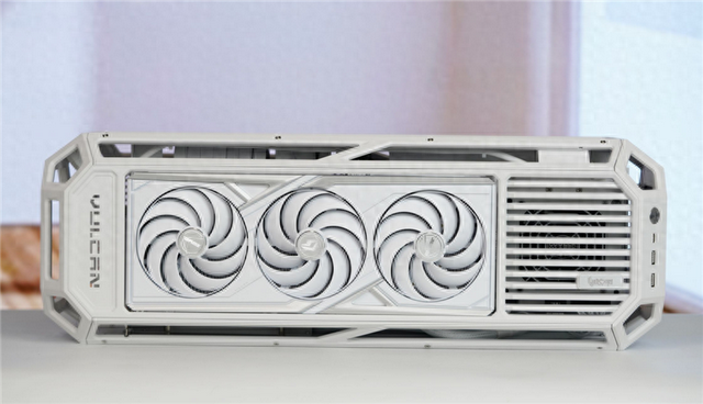 白火神系列选购指南：RTX 5070到5090D V2，一文看懂配置差距