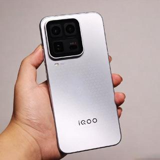 iQOO 15 Ultra续航实测：重度游戏7.5小时，这块7400mAh电池有点东西