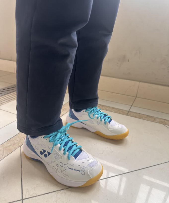 尤尼克斯羽毛球鞋