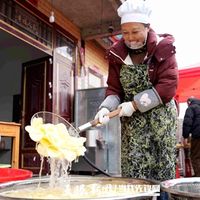 炸洋芋外酥里糯的秘密：核心技术、选址策略与利润分析