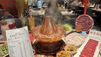 五一北京铜锅涮肉避坑指南：百年老号值不值得排队，手切鲜羊肉贵在哪，景泰蓝锅体验哪家强