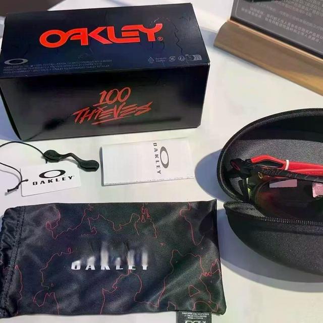 一副雪镜凭什么卖2500？拆解Oakley贵5倍的3个核心溢价点