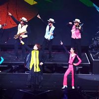 花500块买伍佰演唱会票，观众上台唱他听？万人合唱盖过音响背后藏着一件事