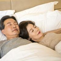 60岁以上睡眠新标准：6到7小时就够，别再死磕“几点必须睡”