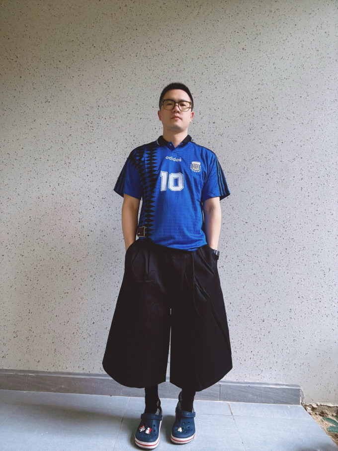 阿迪达斯运动T恤