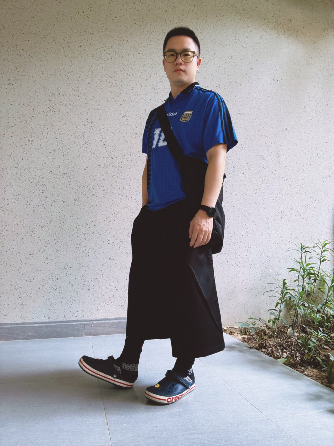 阿迪达斯运动T恤