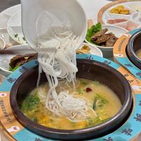 鹅汤过桥米线空降必吃榜，和鸡汤底到底有啥不一样？值不值得专门跑一趟