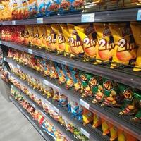 量贩零食店同款更贵,包装缩水散装缺斤