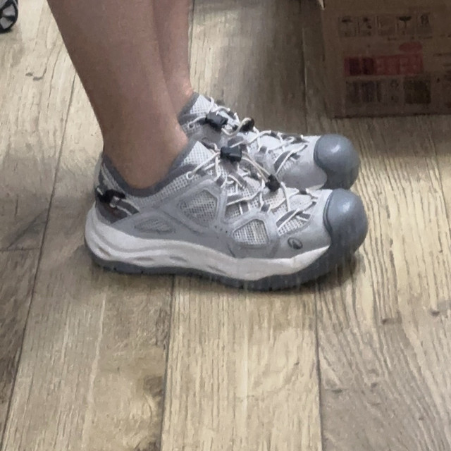 穿上迪卡侬NH900去徒步，透气性很好真的非常的凉爽哦！