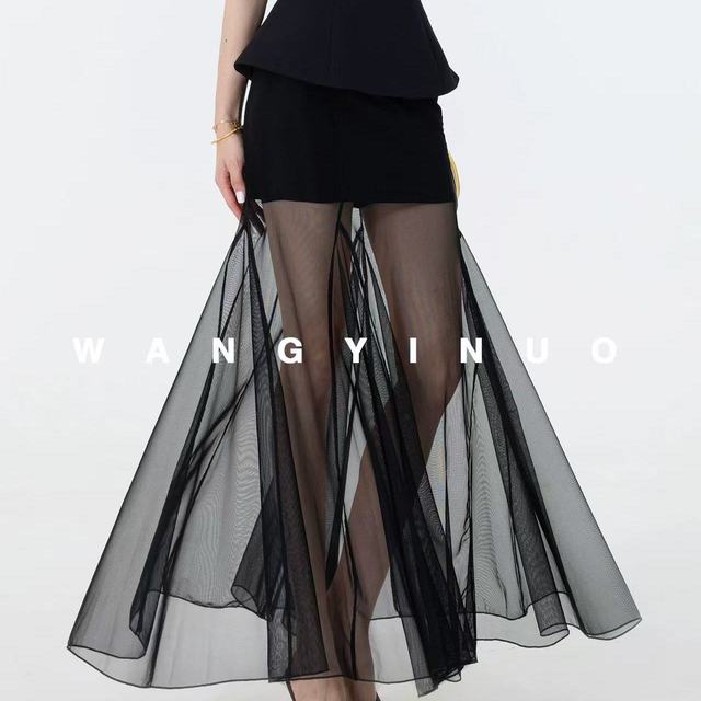 王依诺 YiNuo｜黑尚风采✨2026 春季网纱拼接黑半裙