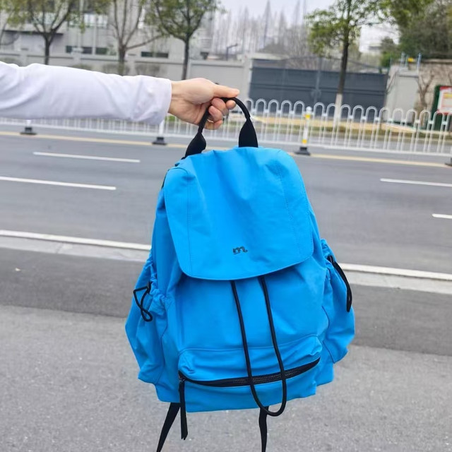 拒绝烂大街❌这只小众蓝双肩包，美到失语！