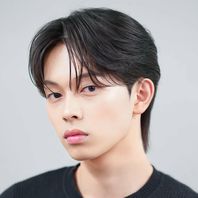 男生高层次狼尾微分碎盖发型，氛围感十足的短发，温柔与痞帅兼顾