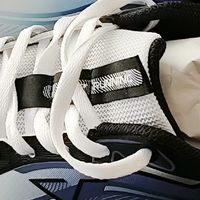 特步渐变跑鞋：防水透气兼备