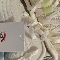 安踏白浅蓝跑鞋：透气轻盈