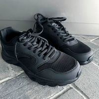 安踏纯黑休闲跑鞋:低调百搭