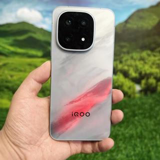 4000块买骁龙8至尊版游戏手机？iQOO 15散热续航双王炸太香了
