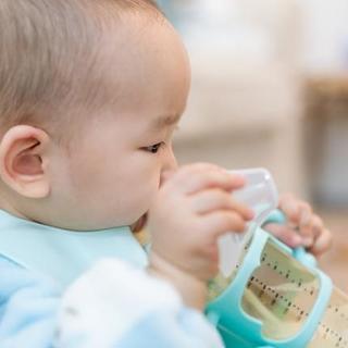 奶瓶戒晚了丑牙+说话晚全来了！1岁半前分阶段换杯攻略，新手妈妈必看