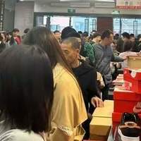 3折蔻驰、1.8折Burberry，终于明白为什么年轻人爱逛折扣店