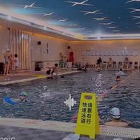 带娃去泳池玩水,别光挑凉快的!水温26到28度才合格,三招判断水质合不合格