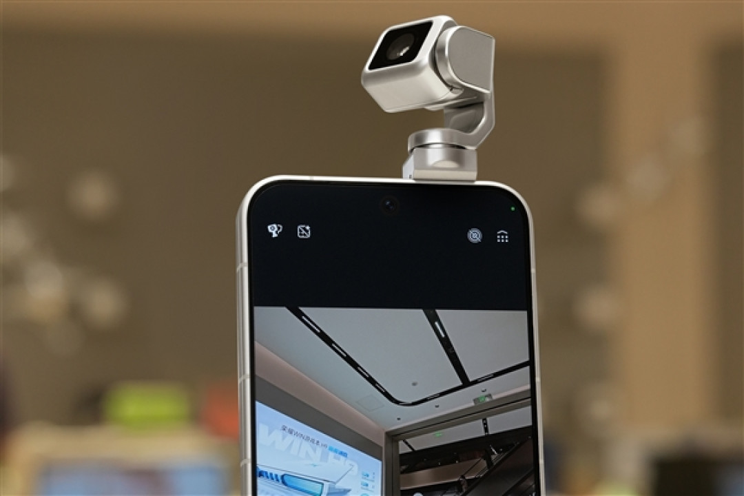 会跳舞的机器人手机！荣耀Robot Phone勇闯世界杯赛场：球迷直呼炫酷