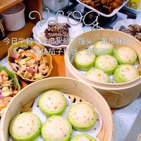 今天的午餐:黄瓜圈馒头、蒲烧茄子拌饭、卤猪蹄,都是家人爱吃的