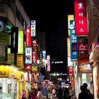 明洞购物防骗指南：主街比小巷贵15%，游客店避坑+免税返点全攻略
