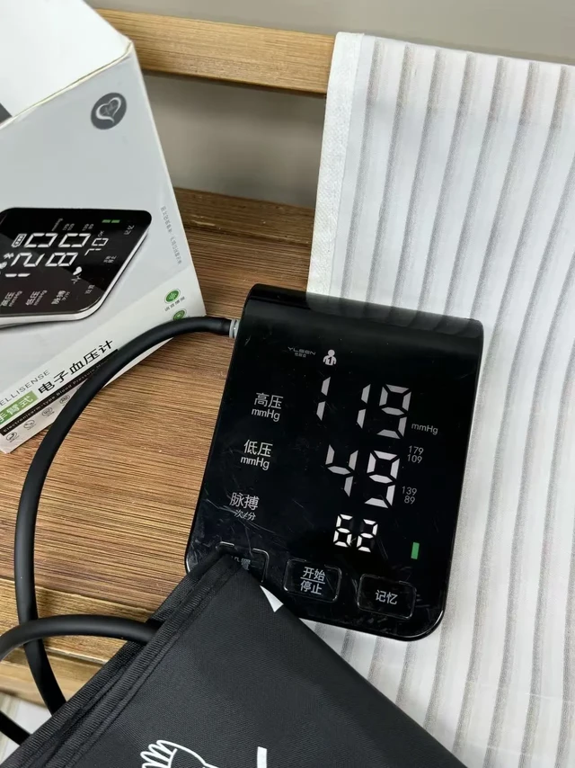给爷爷奶奶买的测的挺准
爷爷奶奶年纪大了也都在老家，出门测血压很不方便，就在网上买了悦朗森血压仪回去。昨天打时候他们还说好用呢，平时早上自己都会测测，数据也都很准，袖带听柔软测量也不勒，一键开机就能测