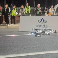 人形机器人格斗赛：头被踢飞，无头机甲竟靠积分躺赢夺冠