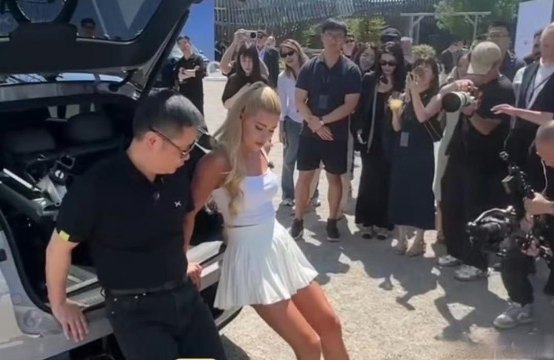 健身女王帕梅拉亲测种草,小鹏MONA L03变身移动健身房