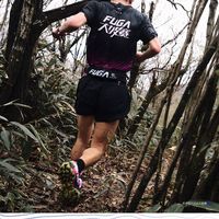 大坡王MONSTER湿滑泥坡实测：对比萨洛蒙、Hoka，这波谁赢了