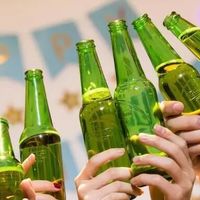 全球啤酒卖不动，中国市场却成例外？真相是：你的下一杯正在变贵