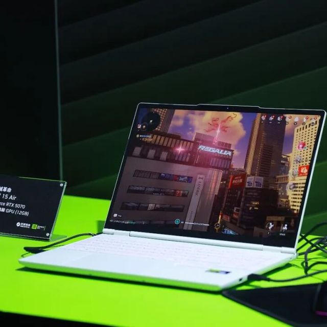 1.5kg级轻薄游戏本怎么选？RTX5060独显vs核显跑70B大模型，差距有点大