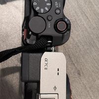 索尼A7C2对比佳能R50V实拍｜机身尺寸体感差距实测