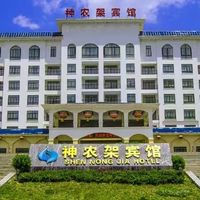 实测这家老式实木酒店，面水背山还配书，带娃住太安心了！