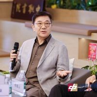 20岁读《活着》心疼福贵，40岁再读心疼自己：经典从不变，变的是被生活揍过的你