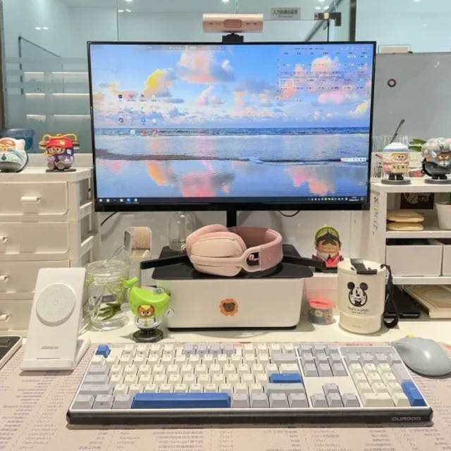 温柔奶油风办公桌搭分享，打工人低成本改造桌面