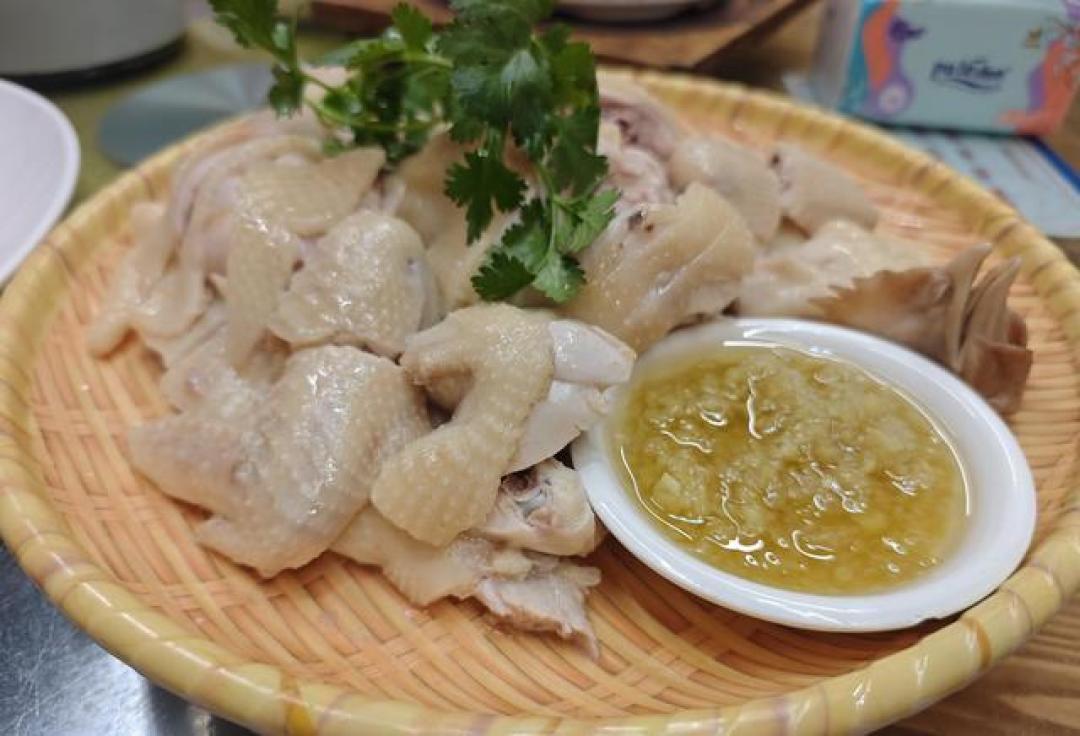 顶级白切鸡因没酱料被淘汰,粤菜的“原味”败给了比赛的“标准”?