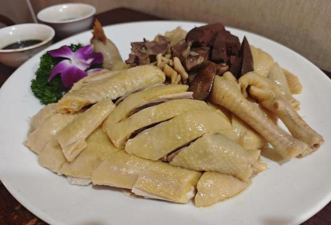 顶级白切鸡因没酱料被淘汰,粤菜的“原味”败给了比赛的“标准”?