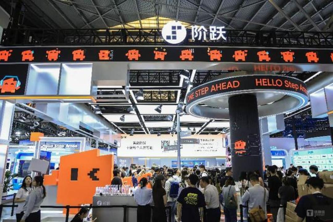 UP主逛完WAIC:AI告别炫技,机器人进厂打工了