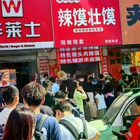 排队3小时就为一口爆款?网红美食的流量游戏该醒醒了