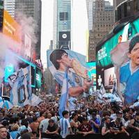 半年工资买票、骑行18个月、73岁老人攒钱……5万阿根廷人用整个青春奔赴这场热爱