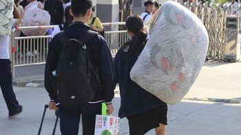 2026纯PC抗摔行李箱推荐｜学生返校搬行李，尺寸重量到底怎么选？