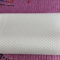 选购护颈枕需考量软硬度与透气性