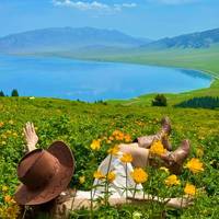 赛里木湖拍照别再扎堆月亮湾了：内行人才知道的出片避坑指南