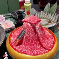 等位超6小时、黄牛炒号至300元！北京首店这149元自助，能吃回本吗